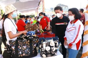 Jelang Hari Raya Galungan dan Kuningan, Bupati Suwirta Kunjungi Pasar Gotong Royong