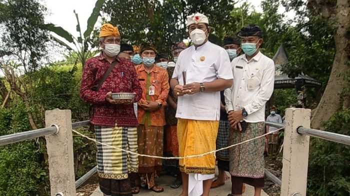 Wabup Made Kasta Resmikan Jalan Usaha Tani Subak Sidayu