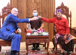 Dubes Ceko Nikmati  Kualitas Arak Tradisional Bali Bersama Gubernur Koster