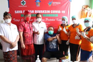 Pantau Pelaksanaan Vaksinasi ke Karangasem, Gubernur Koster Semangati Tenaga Kesehatan
