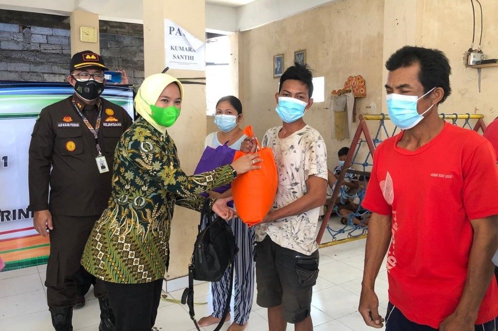 PPKM Darurat, Kejari Karangasem Salurkan Bantuan Sembako untuk  Warga Disabilitas