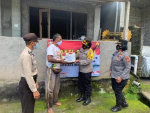 PPKM Darurat, Polres Klungkung Bagikan Paket Sembako 