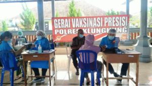 Cukup Perlihatkan Kartu Keluarga, Anak usia 12-17 tahun di SMA N 2 Semarapura Dilakukan Vaksinasi Covid-19