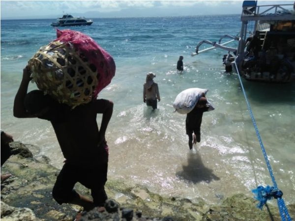 Penghasilan Kuli Angkut Pelabuhan Di Nusa Penida Terjun Bebas