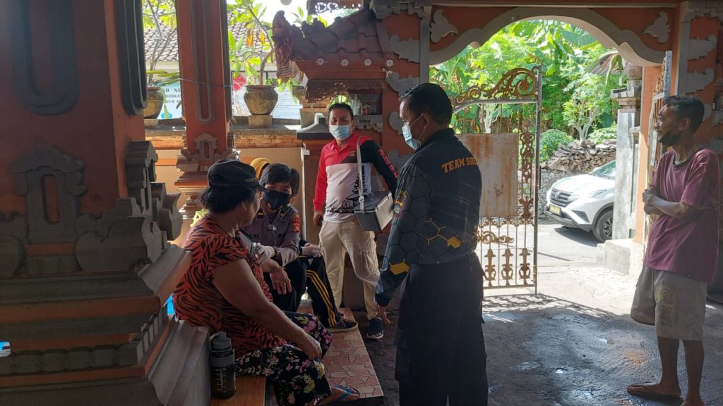 Percepat Vaksinasi, Polres Karangasem Lakukan Door To Door
