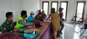 Dampingi Penyaluran BLT-DD, Wujud Peran Aktif Babinsa Klungkung Kepada Masyarakat