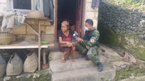 Datangi Rumah Warga, Tim Kesehatan TMMD Kodim Klungkung Berikan Layanan Kesehatan