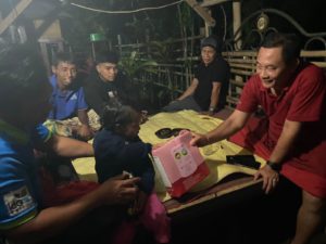 Menghabiskan Cuti Lebaran, Bupati Gede Dana Sapa Warga di Pelosok Desa