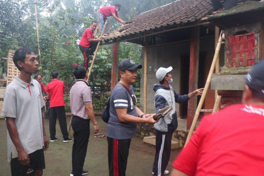 Rehab Rumah Warga Miskin di Desa Ababi, Bupati Gede Dana Gunakan Dana Pribadi