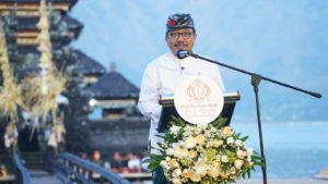 Hadiri Pagelaran “Nuwur Kukuwung Ranu”, Wagub Cok Ace Ungkap Makna Tumpek Wariga Dihadapan Dua Menteri