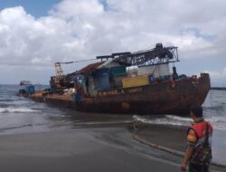 Baling Baling Dililit Tali Nanggar, Kapal Tongkang Kandas di Perairan Tanah Ampo