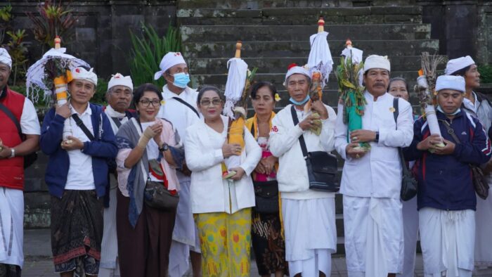 ny-cok-ace-ikuti-prosesi-ngiring-betara-tirta-ke-pura-mandara-giri-semeru-agung-lumajang