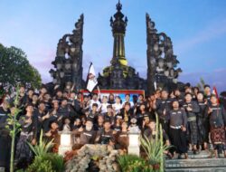 Gubernur Bali, Wayan Koster Serahkan Piala Gubernur Bali ke Pemenang Grand Champions Festival Layangan Bali Tahun 2022