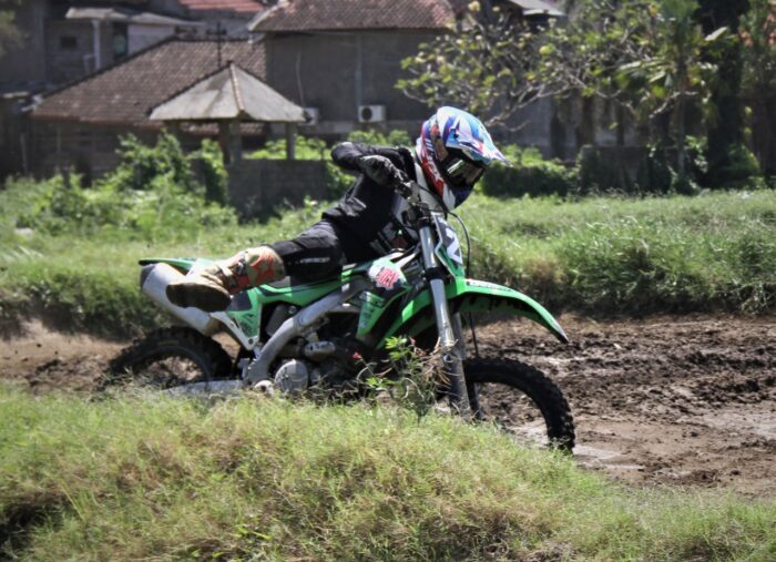 wow-spesialis-kroser-bali-ditantang-grasstrack-di-medan