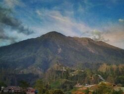 Tujuh Warga Padangbai Tersesat di Puncak Gunung Agung