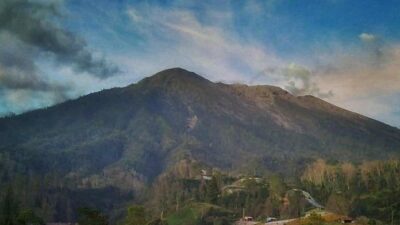 tujuh-warga-padangbai-tersesat-di-puncak-gunung-agung