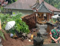 Bangunan Pelinggih Warga Pakudansih Tertimpa Longsor