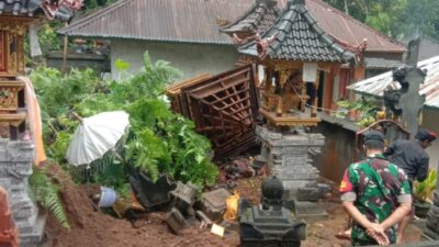 bangunan-pelinggih-warga-pakudansih-tertimpa-longsor