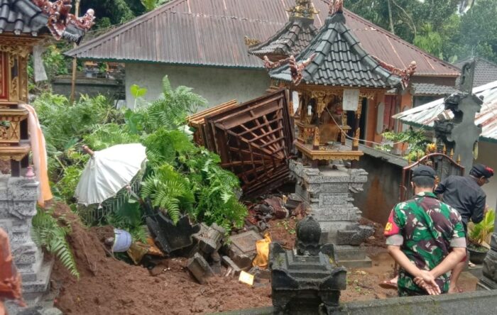 bangunan-pelinggih-warga-pakudansih-tertimpa-longsor