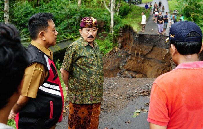 bagi-tugas-tangani-bencana-wabup-artha-dipa-tinjau-jalan-amblas-di-pangleg