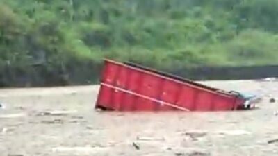 air-bah-tenggelamkan-5-truck-galian-c-korban-jiwa-nihil