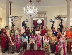 Peringati Hari Batik Nasional, Ny. Putri Koster Ikuti Parade Berkebaya Bersama Ibu Negara