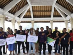 Bupati Suwirta Serahkan BPJS Ketenagakerjaan Kepada Pekerja Informal Klungkung, ajak Masyarakat ikut BPJAMSOSTEK