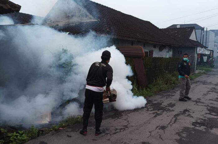 tekan-kasus-dbd-kelurahan-panjer-laksanakan-fogging-focus-wilayah