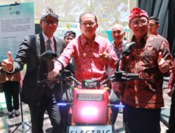 Gubernur Bali Bersama Direktur Utama PT. PLN Resmikan PLTS Terapung Waduk Muara Nusa Dua, PLTS Atap dan PLT Hybrid di Nusa Penida