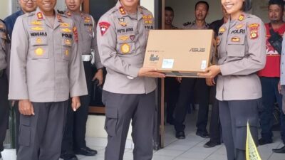 Kapolda Bali Apresiasi Polsek Dawan Bantu 1 Unit Laptop