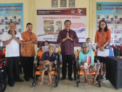 Peringati HUT KORPRI ke 51, Sekda Bali Serahkan 51 Kursi Roda ke Yayasan Bunga Bali