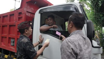 Bupati Gede Dana Sambangi Aktifitas Portal Pengawasan, Puji Sopir Truk Taat Pajak MBLB
