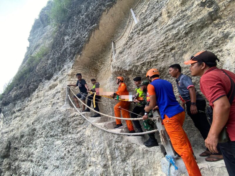 tim-sar-evakuasi-wna-yang-cidera-di-diamond-beach-nusa-penida