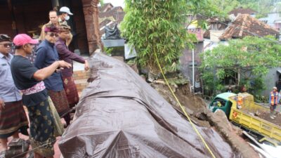 walikota-jaya-negara-cek-langsung-tembok-pura-jebol-di-peguyangan-kangin