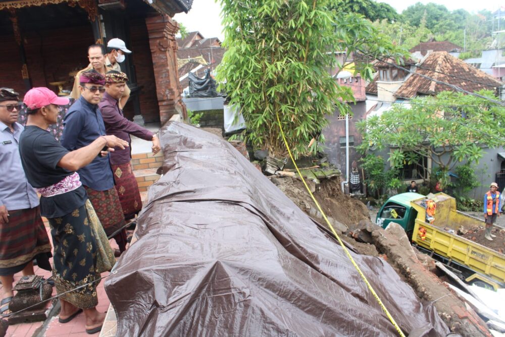 walikota-jaya-negara-cek-langsung-tembok-pura-jebol-di-peguyangan-kangin