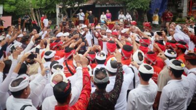 Genjek dan Tos Arak Meriahkan Peringatan Hari Arak Bali di Karangasem