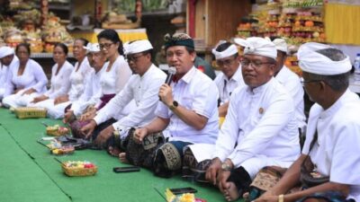 bupati-suwirta-menghadiri-pengukuhan-pasupati-awig-awig-desa-adat-pemenang