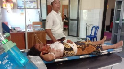 Mobil Rombongan Pemedek Pura Dalem Puri Terbalik