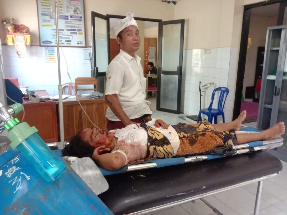 mobil-rombongan-pemedek-pura-dalem-puri-terbalik