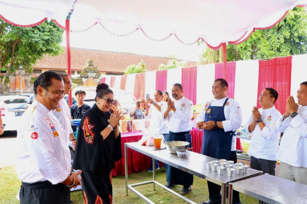 naikkan-harkat-minuman-tradisonal-bali-bali-chef-community-demo-masak-bercita-rasa-arak