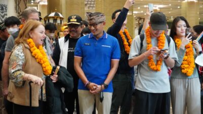 wagub-cok-ace-bersama-menparekraf-sambut-wisman-pertama-tiba-di-bali-tahun-2023