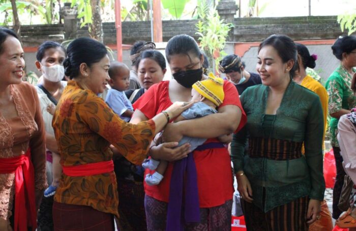 tp-pkk-kota-denpasar-serahkan-bantuan-pmt-kepada-puluhan-balita
