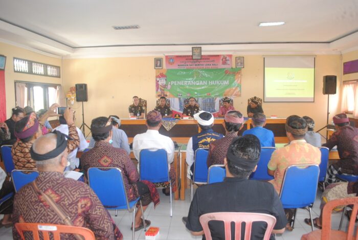korupsi-bumdes-marak-kajari-karangasem-gencarkan-penyuluhan-hukum