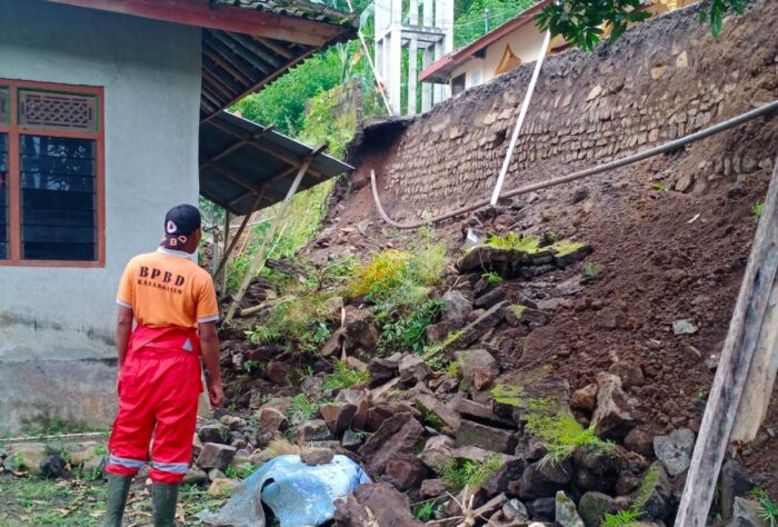 16-jiwa-warga-desa-bukit-karangasem-mengungsi
