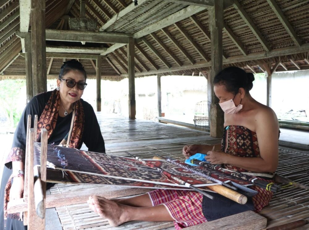 ketua-dekranasda-bali-ny-putri-koster-kunjungi-penenun-gringsing-di-tenganan