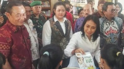 Kunjungi Karangasem, Menteri PPPA Bintang Puspayoga Tinjau Perpustakaan Desa Bukit