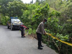 Antisipasi Kecelakaan, Personil Polsek Nusa Penida Pasang Police Line Dijalan Longsor di Pelilit
