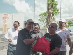 Dekat Dengan Rakyat, Satpol PP Badung Rayakan HUT Melalui Aksi Bersih Pantai dan Berbagi Sembako