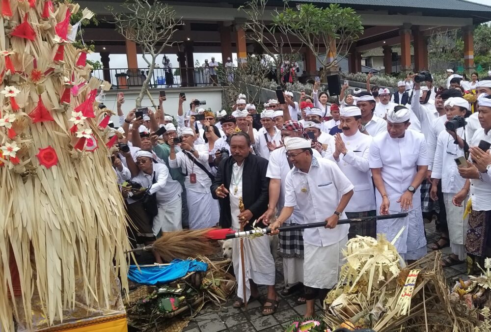 pembangunan-perlindungan-kawasan-suci-besakih-belum-tuntas-100-persen
