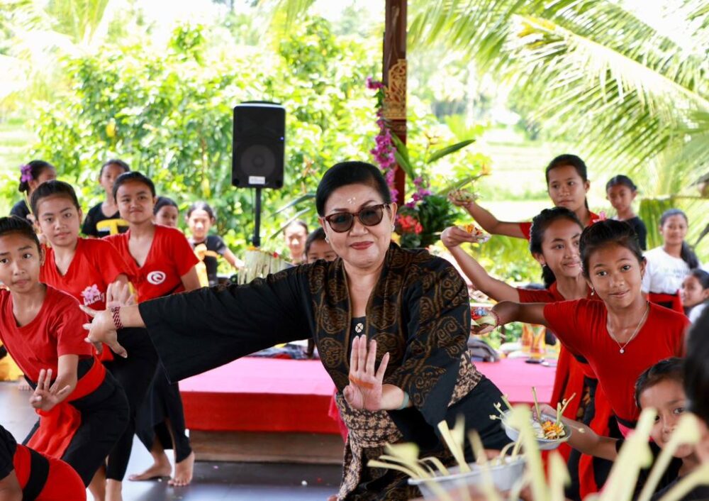 kunjungi-yayasan-bali-kuna-santi-ny-putri-koster-semangati-anak-anak-dalam-berkesenian